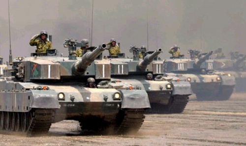 日本陆上自卫队纪念创团数十周年400战车受检阅