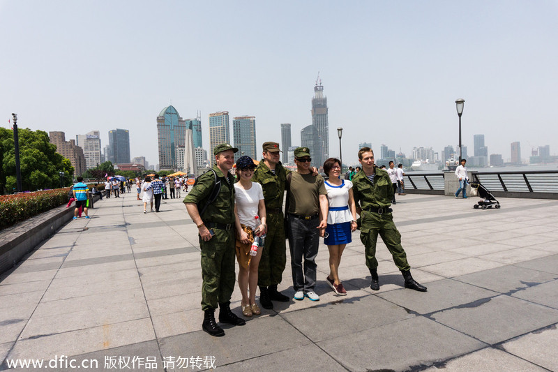 上海：中俄海上军演收官 俄罗斯大兵逛外滩与美女合影