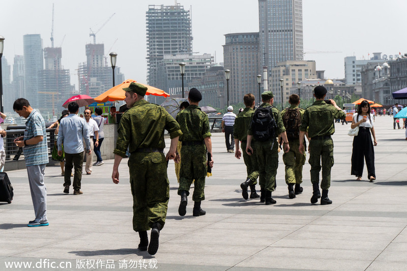 上海：中俄海上军演收官 俄罗斯大兵逛外滩与美女合影