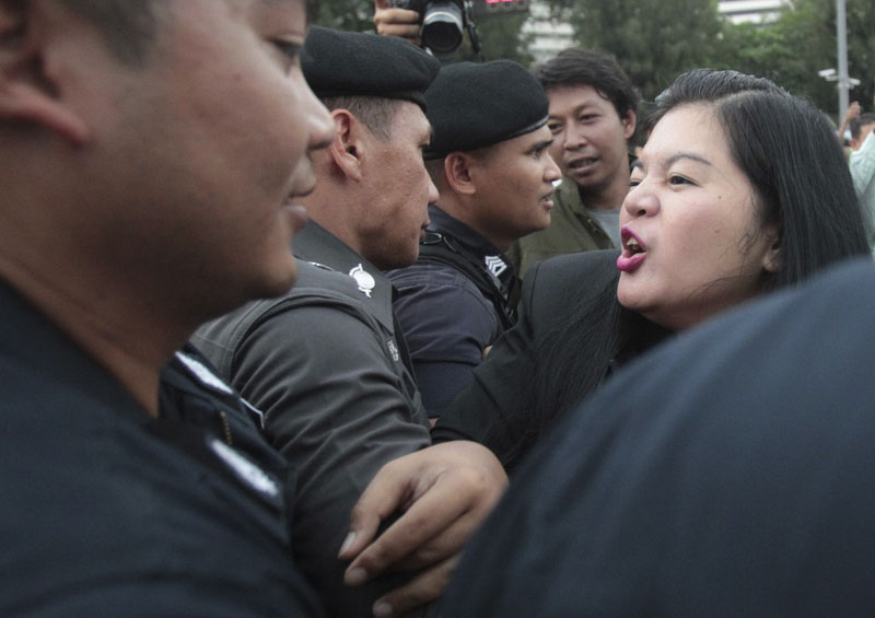 泰国示威民众持续与军方冲突 拒绝接受军事政变