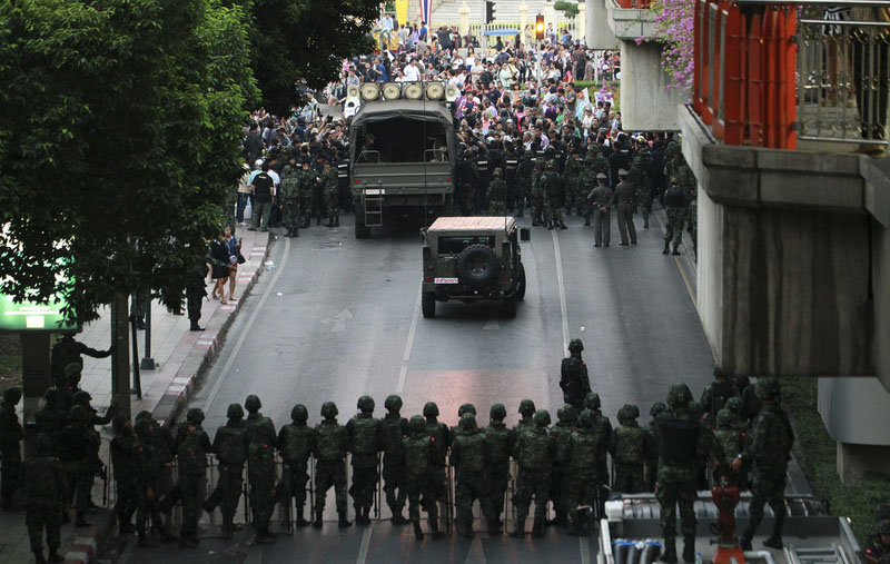 泰国示威民众持续与军方冲突 拒绝接受军事政变