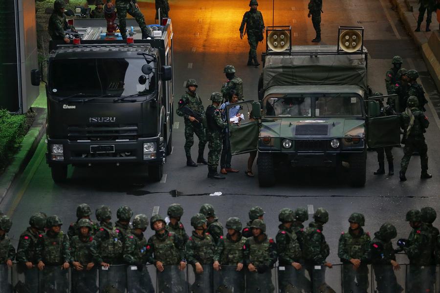 泰国示威民众持续与军方冲突 拒绝接受军事政变