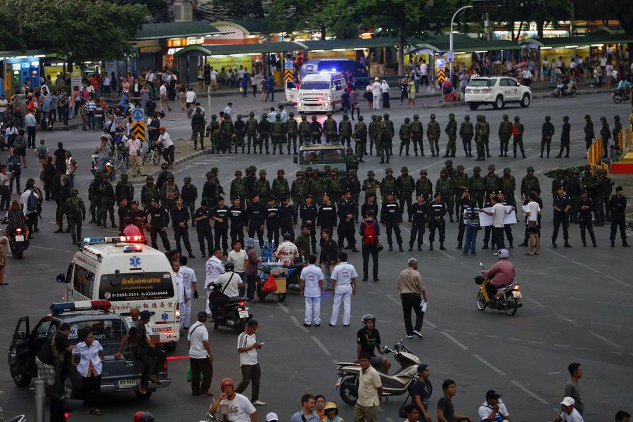 泰国示威民众持续与军方冲突 拒绝接受军事政变