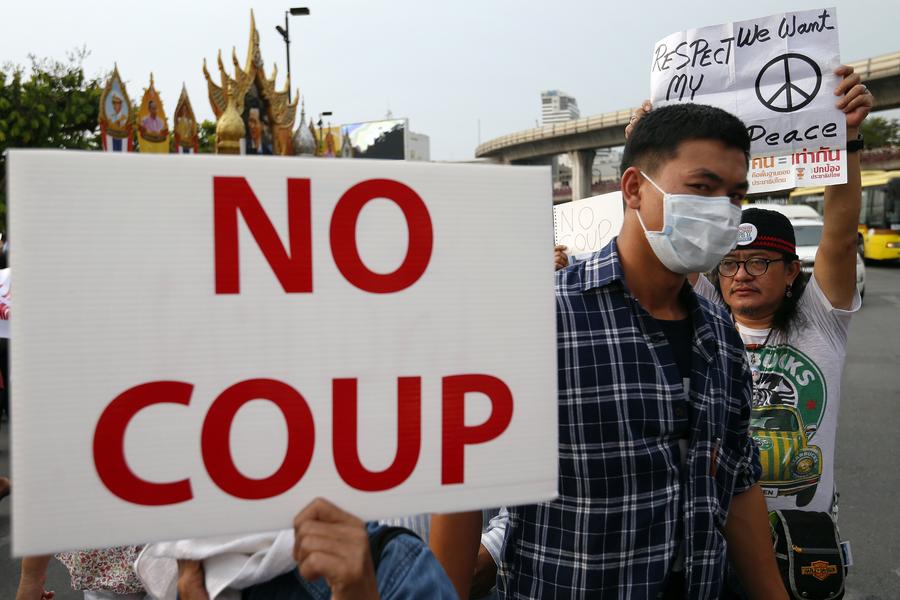 泰国示威民众持续与军方冲突 拒绝接受军事政变