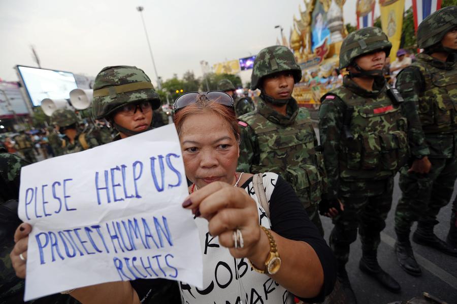 泰国示威民众持续与军方冲突 拒绝接受军事政变