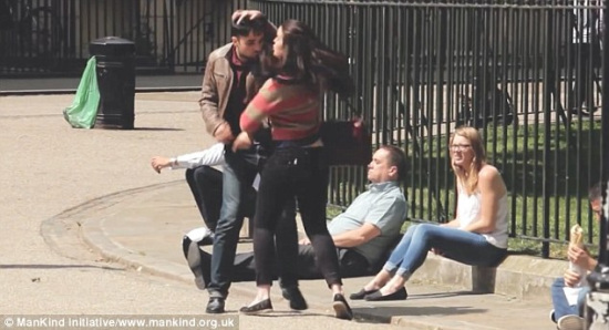 英民众围观情侣吵架:男打女时劝女打男时笑看