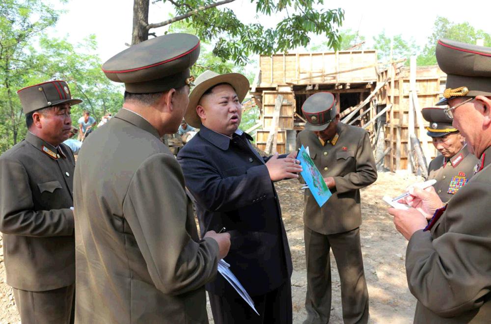 朝鲜最高领导人金正恩视察了科学家休养所建设工地，指示称要保证世界一流水平的质量。（《劳动新闻》图片）