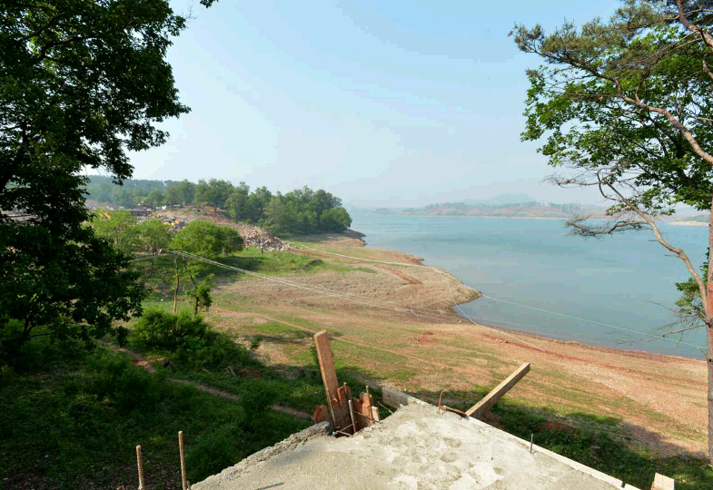 朝鲜最高领导人金正恩视察了科学家休养所建设工地，指示称要保证世界一流水平的质量。（《劳动新闻》图片）