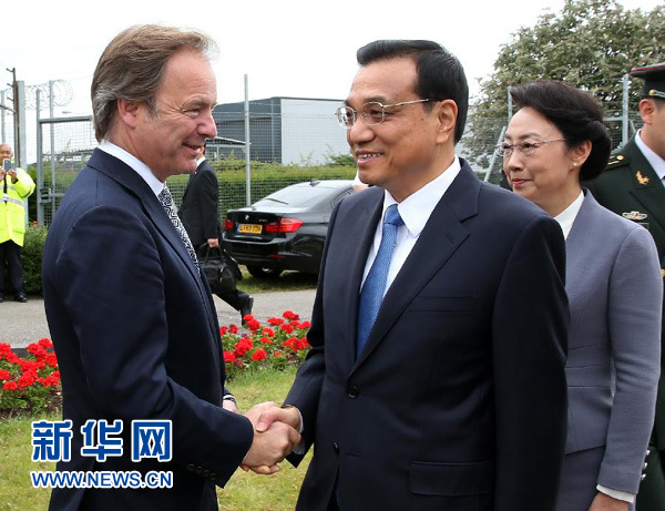 6月16日,应英国首相卡梅伦邀请,国务院总理李克强乘专机抵达伦敦希思罗机场,开始对英国进行正式访问。李克强总理夫人程虹同机抵达。这是英国政府高级官员到机场迎接李克强总理和夫人。新华社记者 庞兴雷 摄 6月16日,应英国首相卡梅伦邀请,国务院总理李克强乘专机抵达伦敦希思罗机场,开始对英国进行正式访问。李克强总理夫人程虹同机抵达。这是英国政府高级官员到机场迎接李克强总理和夫人。新华社记者 庞兴雷 摄