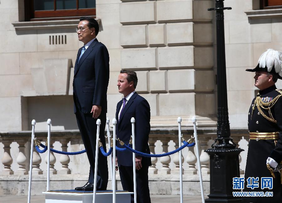 6月17日,中国国务院总理李克强在伦敦唐宁街10号首相府同英国首相卡梅伦举行中英总理年度会晤。这是会晤前,卡梅伦为李克强举行隆重的欢迎仪式。新华社记者 庞兴雷 摄 6月17日,中国国务院总理李克强在伦敦唐宁街10号首相府同英国首相卡梅伦举行中英总理年度会晤。这是会晤前,卡梅伦为李克强举行隆重的欢迎仪式。新华社记者 庞兴雷 摄