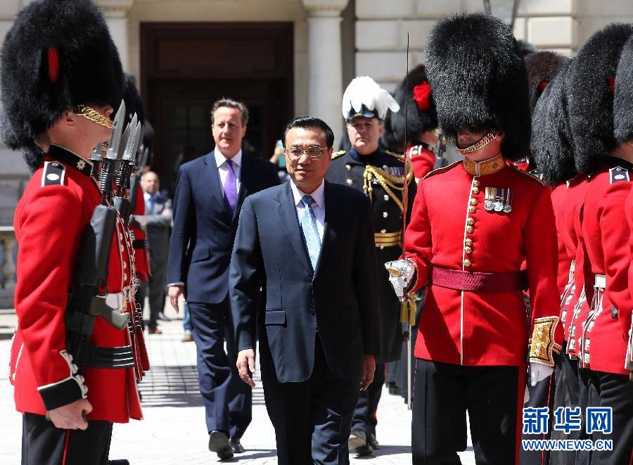 6月17日,国务院总理李克强在伦敦唐宁街10号首相府同英国首相卡梅伦举行中英总理年度会晤。这是会晤前,卡梅伦为李克强举行隆重的欢迎仪式。新华社记者 庞兴雷 摄 6月17日,国务院总理李克强在伦敦唐宁街10号首相府同英国首相卡梅伦举行中英总理年度会晤。这是会晤前,卡梅伦为李克强举行隆重的欢迎仪式。新华社记者 庞兴雷 摄