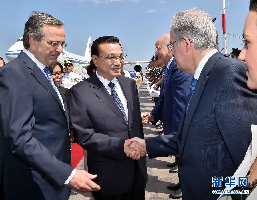 6月19日,国务院总理李克强乘专机抵达雅典国际机场,开始对希腊进行正式访问。希腊总理萨马拉斯在机场为李克强举行隆重的欢迎仪式。新华社记者 李涛 摄 6月19日,国务院总理李克强乘专机抵达雅典国际机场,开始对希腊进行正式访问。希腊总理萨马拉斯在机场为李克强举行隆重的欢迎仪式。新华社记者 李涛 摄