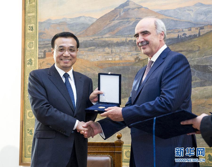 6月19日,国务院总理李克强在希腊议会大厦会见希腊议长米马拉基斯。这是会见前,米马拉基斯代表希腊议会向李克强授予议会金质勋章。新华社记者 王晔 摄 6月19日,国务院总理李克强在希腊议会大厦会见希腊议长米马拉基斯。这是会见前,米马拉基斯代表希腊议会向李克强授予议会金质勋章。新华社记者 王晔 摄