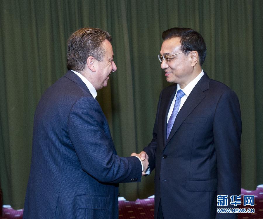 6月21日,国务院总理李克强在希腊克里特省首府伊拉克利翁会见省长阿尔纳乌塔基斯。 新华社记者 王晔 摄 6月21日,国务院总理李克强在希腊克里特省首府伊拉克利翁会见省长阿尔纳乌塔基斯。 新华社记者 王晔 摄