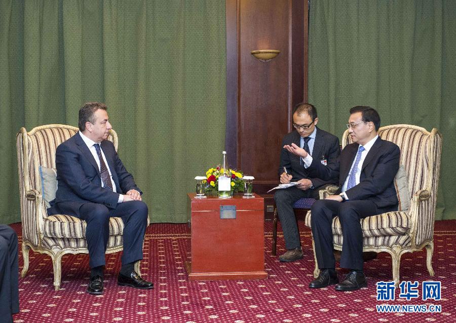 6月21日,国务院总理李克强在希腊克里特省首府伊拉克利翁会见省长阿尔纳乌塔基斯。 新华社记者 王晔 摄 6月21日,国务院总理李克强在希腊克里特省首府伊拉克利翁会见省长阿尔纳乌塔基斯。 新华社记者 王晔 摄