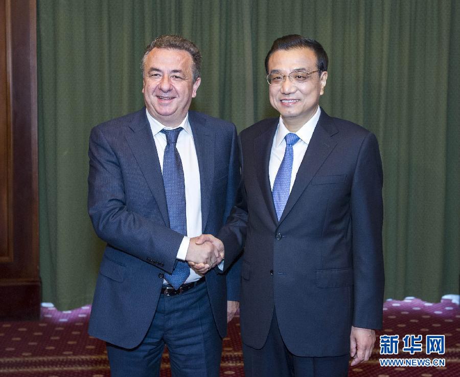 6月21日,国务院总理李克强在希腊克里特省首府伊拉克利翁会见省长阿尔纳乌塔基斯。 新华社记者 王晔 摄 6月21日,国务院总理李克强在希腊克里特省首府伊拉克利翁会见省长阿尔纳乌塔基斯。 新华社记者 王晔 摄