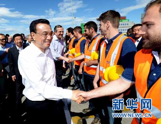 6月20日,国务院总理李克强与希腊总理萨马拉斯共同考察中国远洋运输集团比雷埃夫斯集装箱码头。这是李克强和萨马拉斯来到3号码头,同码头工人亲切交流。新华社记者 李涛 摄 6月20日,国务院总理李克强与希腊总理萨马拉斯共同考察中国远洋运输集团比雷埃夫斯集装箱码头。这是李克强和萨马拉斯来到3号码头,同码头工人亲切交流。新华社记者 李涛 摄