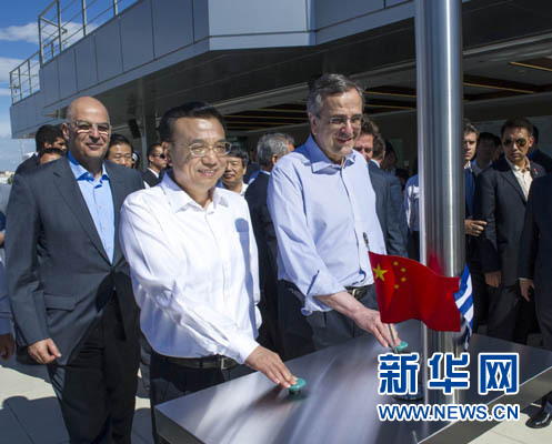 这是李克强与萨马拉斯共同发出指令,一列满载中国货物的列车缓缓驶出比雷埃夫斯港,开往中东欧目的地。新华社记者 王晔 摄 这是李克强与萨马拉斯共同发出指令,一列满载中国货物的列车缓缓驶出比雷埃夫斯港,开往中东欧目的地。新华社记者 王晔 摄