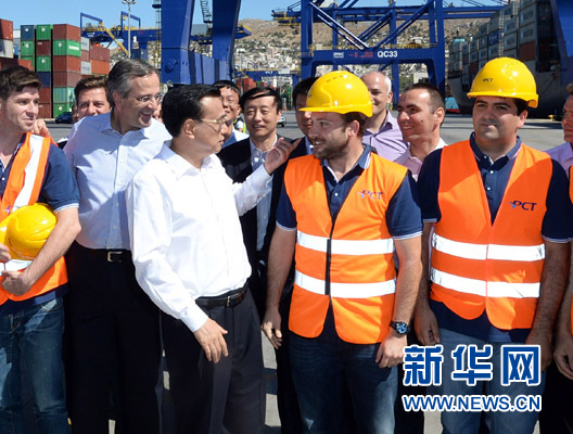 6月20日,国务院总理李克强与希腊总理萨马拉斯共同考察中国远洋运输集团比雷埃夫斯集装箱码头。这是李克强和萨马拉斯来到3号码头,同码头工人亲切交流。新华社记者 李涛 摄 6月20日,国务院总理李克强与希腊总理萨马拉斯共同考察中国远洋运输集团比雷埃夫斯集装箱码头。这是李克强和萨马拉斯来到3号码头,同码头工人亲切交流。新华社记者 李涛 摄