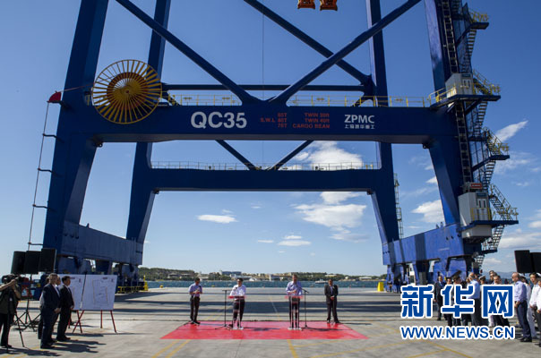 这是李克强和萨马拉斯在3号码头发表讲话。新华社记者 王晔 摄 这是李克强和萨马拉斯在3号码头发表讲话。新华社记者 王晔 摄