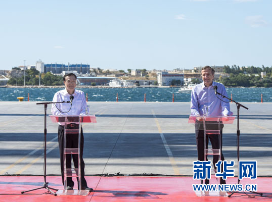 这是李克强和萨马拉斯在3号码头发表讲话。新华社记者 王晔 摄 这是李克强和萨马拉斯在3号码头发表讲话。新华社记者 王晔 摄