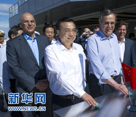 这是李克强与萨马拉斯共同发出指令,一列满载中国货物的列车缓缓驶出比雷埃夫斯港,开往中东欧目的地。新华社记者 王晔 摄 这是李克强与萨马拉斯共同发出指令,一列满载中国货物的列车缓缓驶出比雷埃夫斯港,开往中东欧目的地。新华社记者 王晔 摄