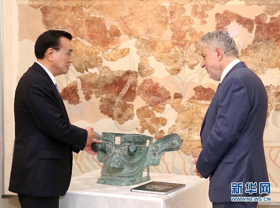 6月21日，国务院总理李克强与希腊总理萨马拉斯共同出席希腊伊拉克利翁博物馆新馆开馆仪式并发表讲话。这是李克强向伊拉克利翁博物馆赠送三星堆出土文物复制品。新华社记者 庞兴雷 摄 