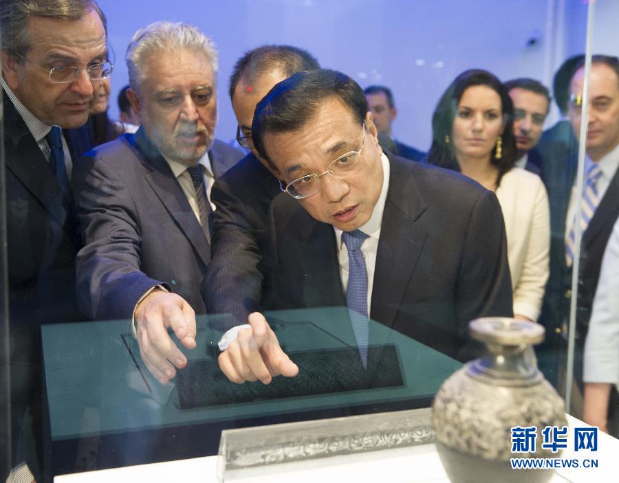  6月21日，国务院总理李克强与希腊总理萨马拉斯共同出席希腊伊拉克利翁博物馆新馆开馆仪式并发表讲话。这是李克强在参观博物馆展品。新华社记者 黄敬文 摄 