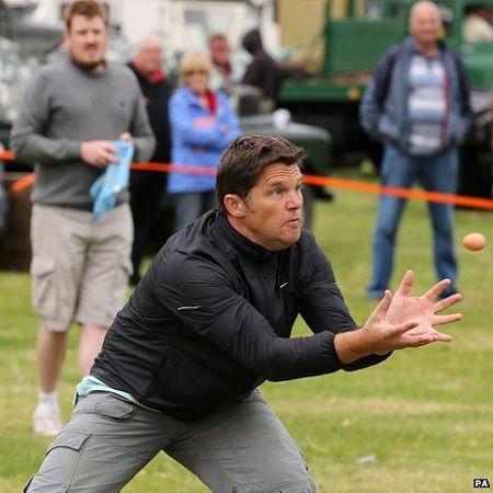 英国举办&ldquo;扔鸡蛋大赛&rdquo;冠军扔出50米远（图）