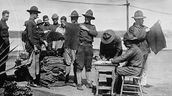 一战时英德两军曾圣诞节停战 用空罐头盒踢足