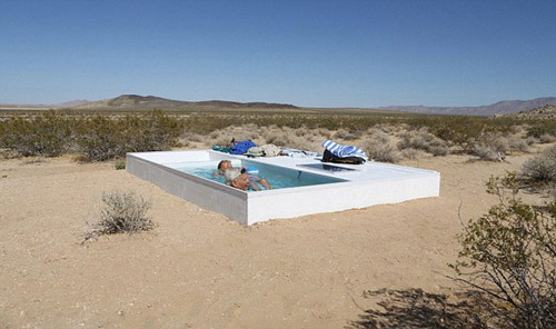 奥艺术家沙漠中&ldquo;藏&rdquo;泳池引游人寻宝（图）