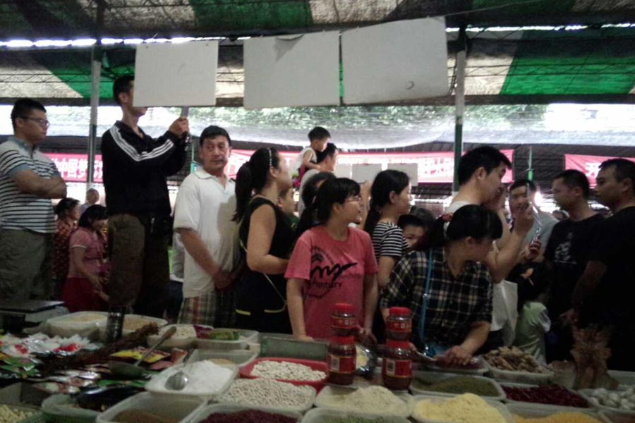 德国总理逛成都菜市场 亲付现金买豆瓣酱