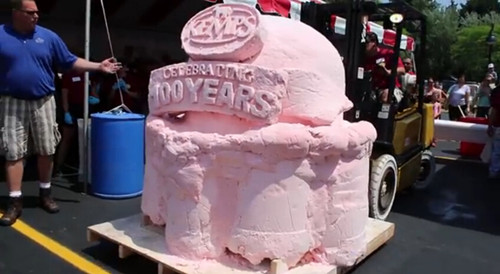 全球最大冰激凌蛋糕打破吉尼斯世界纪录(图)