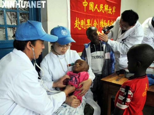 5月30日,在刚果(金)东部城市布卡武,中国维和医疗分队为儿童村提供医疗援助。当天,中国第九批赴刚果(金)维和医疗分队来到布卡武的SOS儿童村,向这里的孩子们捐赠了一批文体器材、医疗药品和学习用品,并与儿童村的孩子们共同联欢庆祝“六一”国际儿童节。 新华社发(武国强摄)