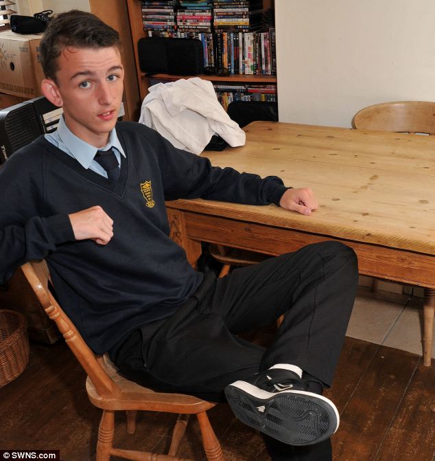 英国中学生运动鞋不符合校规被老师逐出课堂