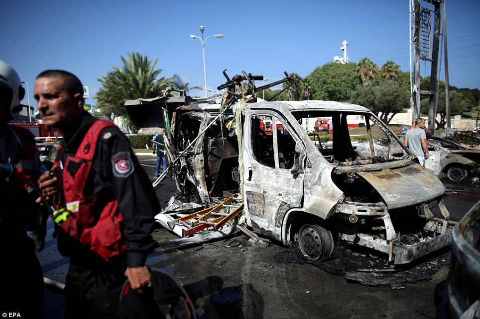 图为以色列城市阿什杜德一辆被烧毁的汽车。在已持续4天的空袭中，加沙武装力量已经发射了550枚导弹，以军启动铁穹防御系统（Iron Dome）进行拦截