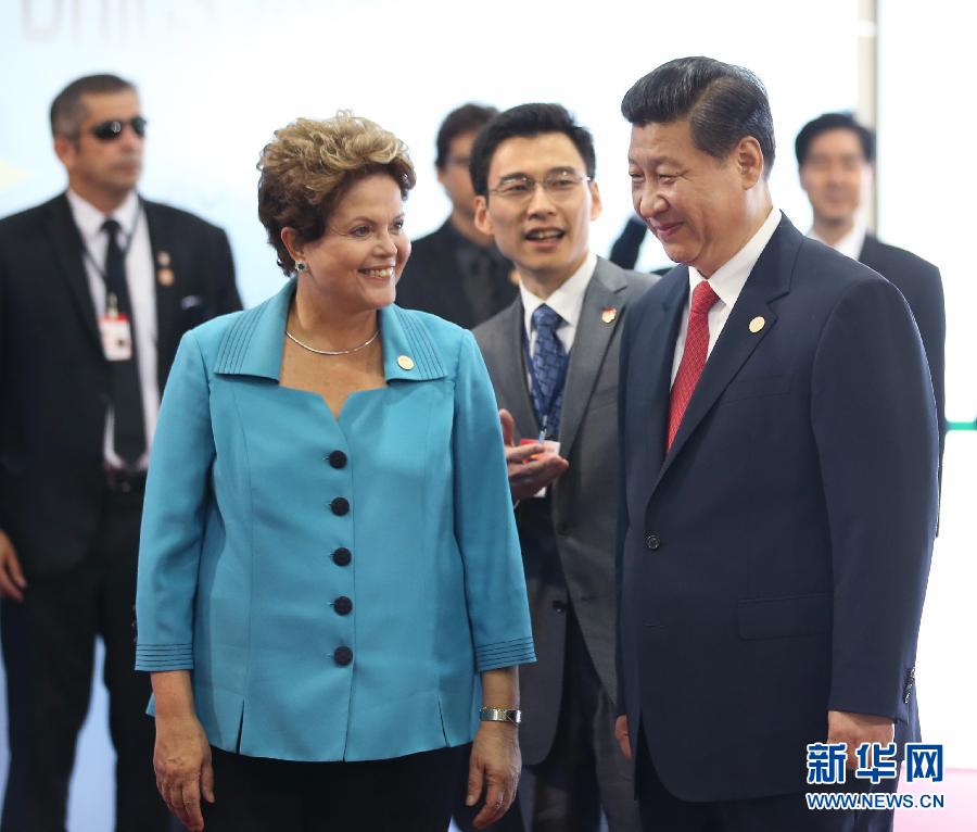 7月15日,国家主席习近平在巴西福塔莱萨出席金砖国家领导人第六次会晤。这是巴西总统罗塞夫迎接习近平主席。 新华社记者 兰红光 摄 7月15日,国家主席习近平在巴西福塔莱萨出席金砖国家领导人第六次会晤。这是巴西总统罗塞夫迎接习近平主席。 新华社记者 兰红光 摄