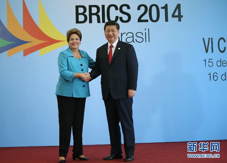 7月15日,国家主席习近平在巴西福塔莱萨出席金砖国家领导人第六次会晤。这是巴西总统罗塞夫迎接习近平主席。 新华社记者 兰红光 摄 7月15日,国家主席习近平在巴西福塔莱萨出席金砖国家领导人第六次会晤。这是巴西总统罗塞夫迎接习近平主席。 新华社记者 兰红光 摄