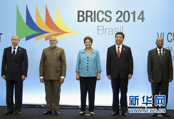 7月15日,国家主席习近平在巴西福塔莱萨出席金砖国家领导人第六次会晤。这是金砖国家领导人集体合影。 新华社记者兰红光摄 7月15日,国家主席习近平在巴西福塔莱萨出席金砖国家领导人第六次会晤。这是金砖国家领导人集体合影。 新华社记者兰红光摄