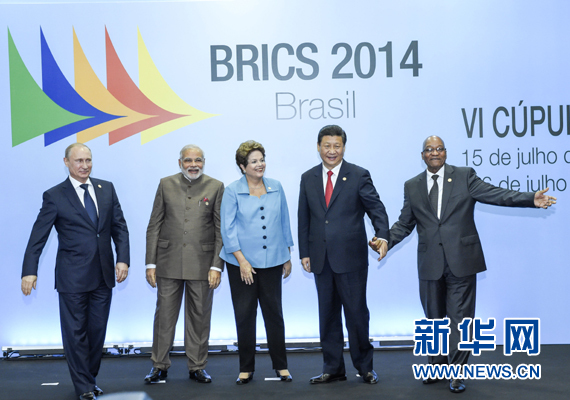 这是习近平同出席会晤的巴西总统罗塞夫、俄罗斯总统普京、印度总理莫迪、南非总统祖马合影。新华社记者 李学仁 摄