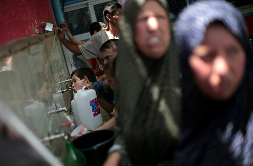 加沙地带的巴勒斯坦儿童因战火流离失所(组图