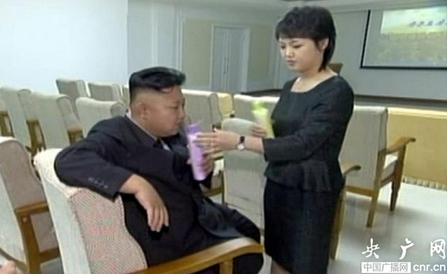 朝鲜官方电视台播放金正恩与夫人亲密画面(图)