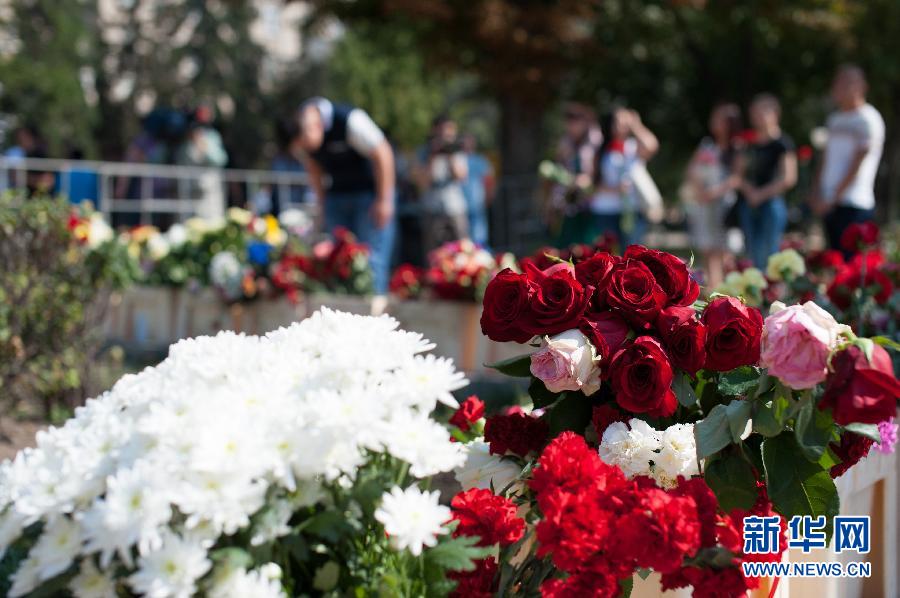 （国际）（3）华侨华人为莫斯科地铁事故遇难者献花 
