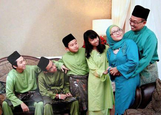 一家六口不幸葬送在客机灾难。(图:星洲日报)