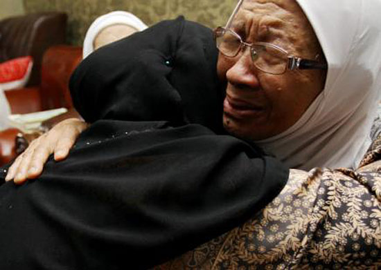 72岁高龄的老母亲,得知46岁儿子一家六口葬送这场客机灾难后,悲痛地哭起来。(图:星洲日报)