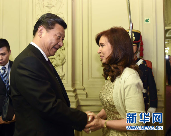当地时间7月18日,国家主席习近平在布宜诺斯艾利斯同阿根廷总统克里斯蒂娜举行会谈。这是会谈开始前,克里斯蒂娜在总统府为习近平举行隆重欢迎仪式。新华社记者 李学仁 摄 当地时间7月18日,国家主席习近平在布宜诺斯艾利斯同阿根廷总统克里斯蒂娜举行会谈。这是会谈开始前,克里斯蒂娜在总统府为习近平举行隆重欢迎仪式。新华社记者 李学仁 摄