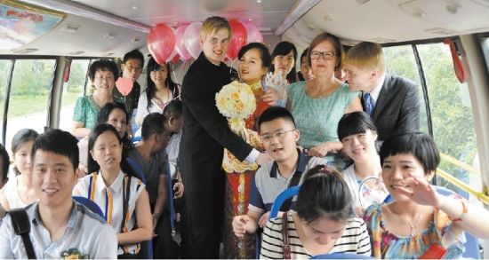 公交车内喜气洋洋 记者王永胜摄