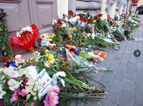 莫斯科市民前往大使馆献花悼念马航MH17遇难者