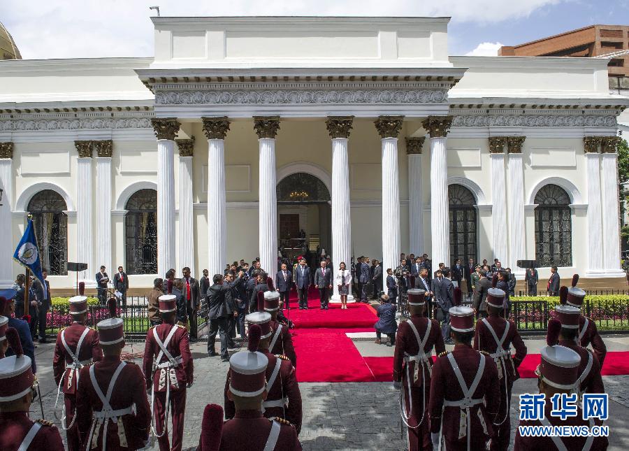 当地时间7月21日，国家主席习近平在加拉加斯会见委内瑞拉全国代表大会主席卡韦略。 新华社记者 王晔 摄 