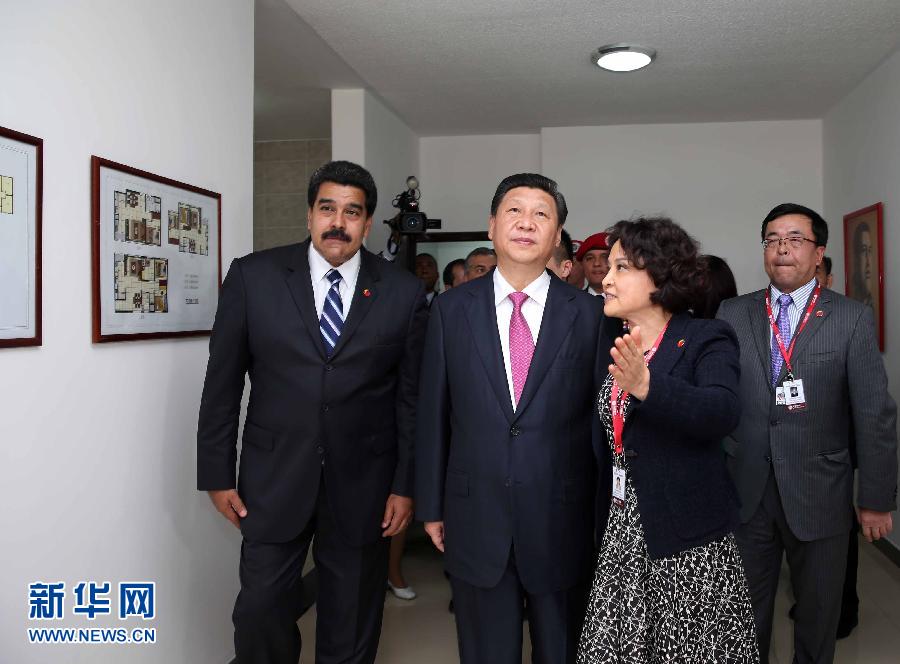 当地时间7月21日,国家主席习近平在委内瑞拉总统马杜罗陪同下在加拉加斯参观蒂乌娜社会住房项目。 新华社记者 兰红光 摄 当地时间7月21日,国家主席习近平在委内瑞拉总统马杜罗陪同下在加拉加斯参观蒂乌娜社会住房项目。 新华社记者 兰红光 摄